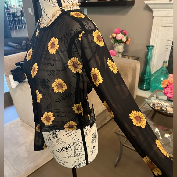 🆕 🌻- MODERN HERO Sunflower 🌻Crop Top - Picture 10 of 13